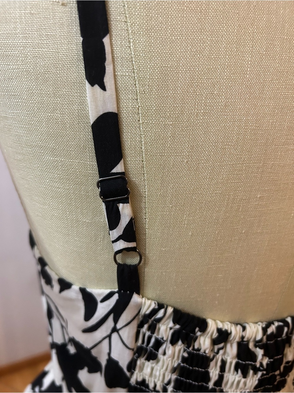 Evereve ‘Florence’ Black and Cream Floral Cotton Poplin Midi Dress with Pockets - Picture 3 of 8